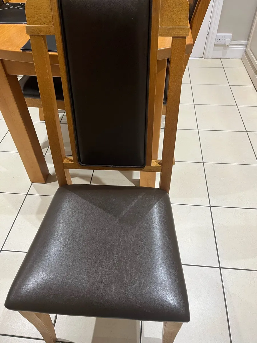 Table and chairs - Image 3