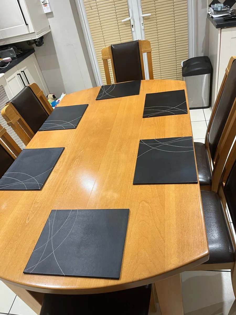 Table and chairs - Image 4