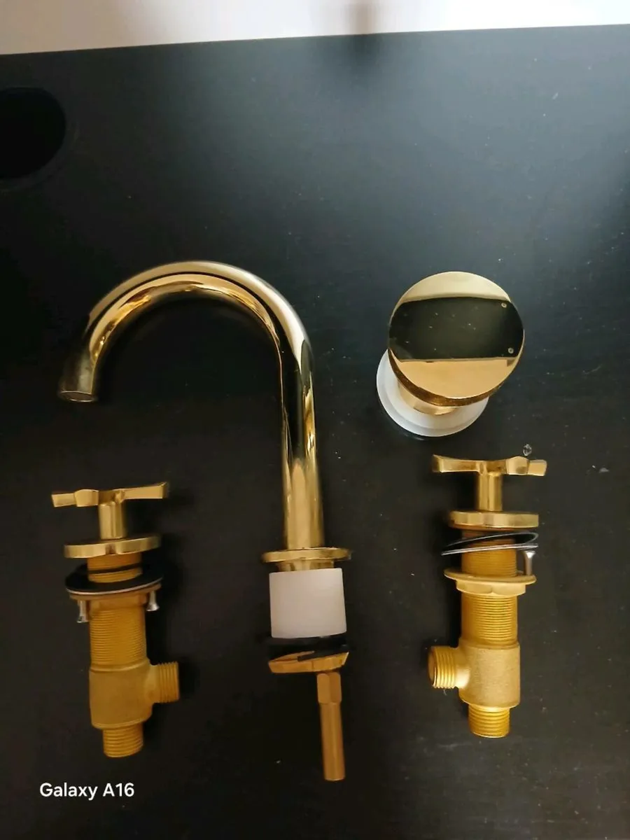 Bathroom tap and accessories - Image 1