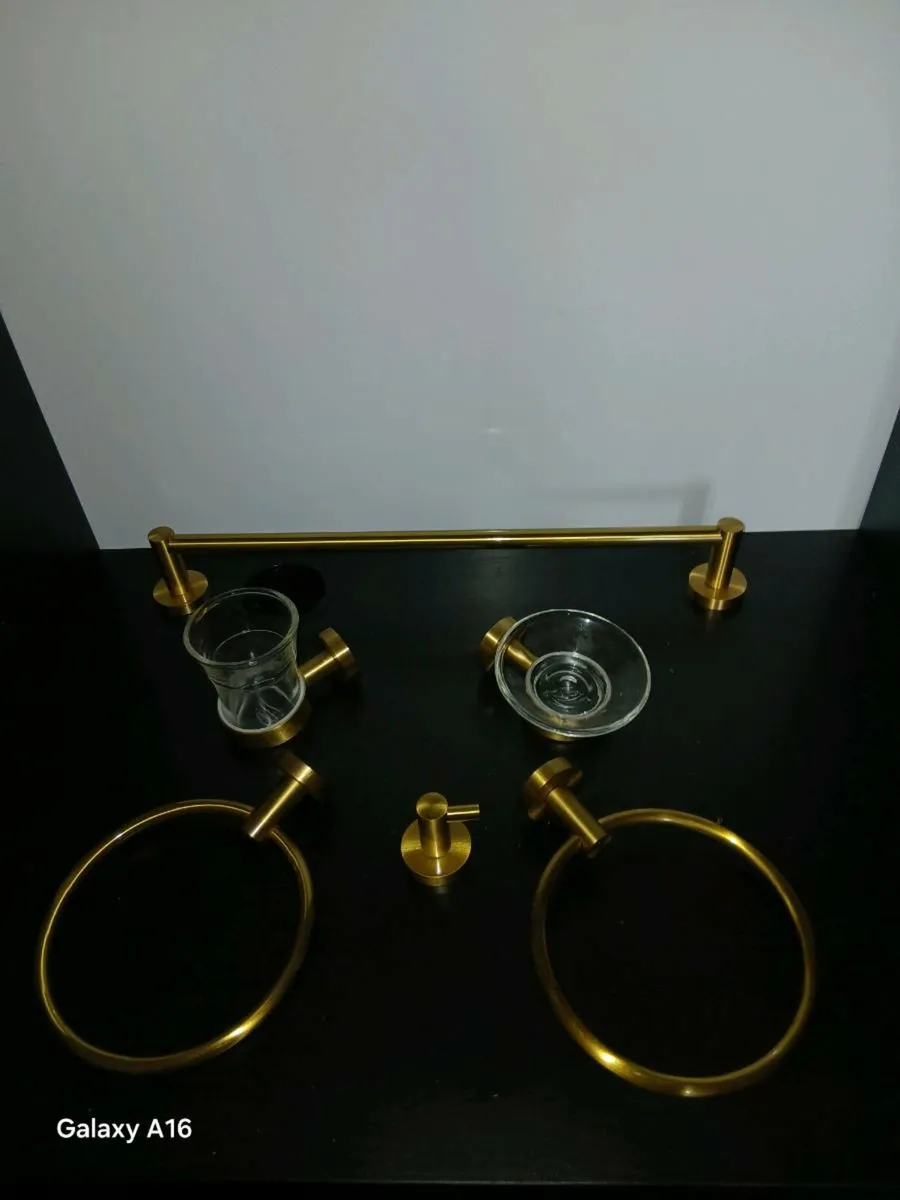 Bathroom tap and accessories - Image 4