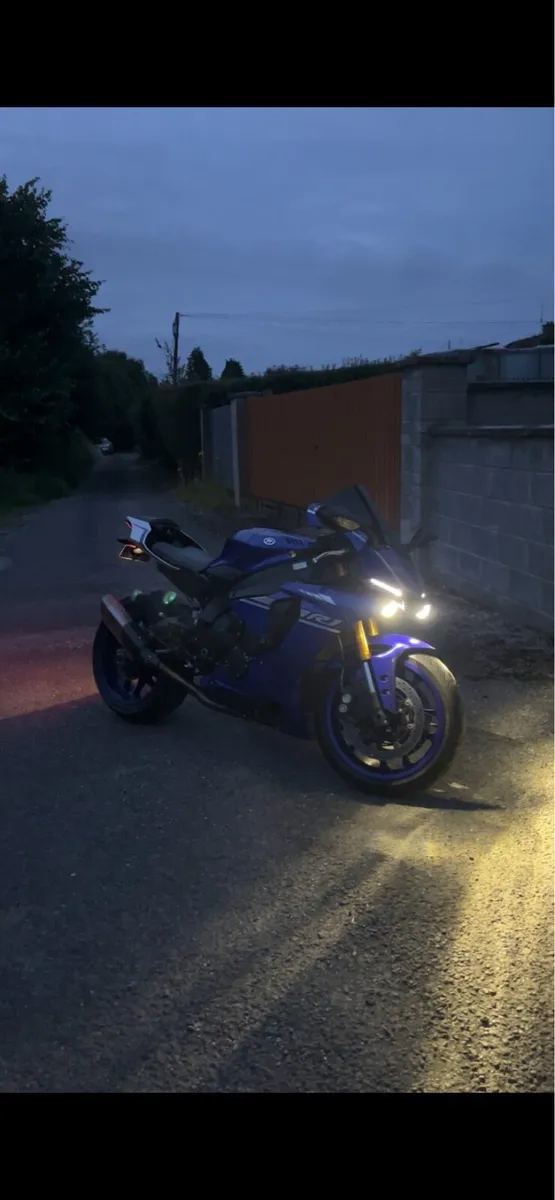 2017 YAMAHA R1 - Image 2