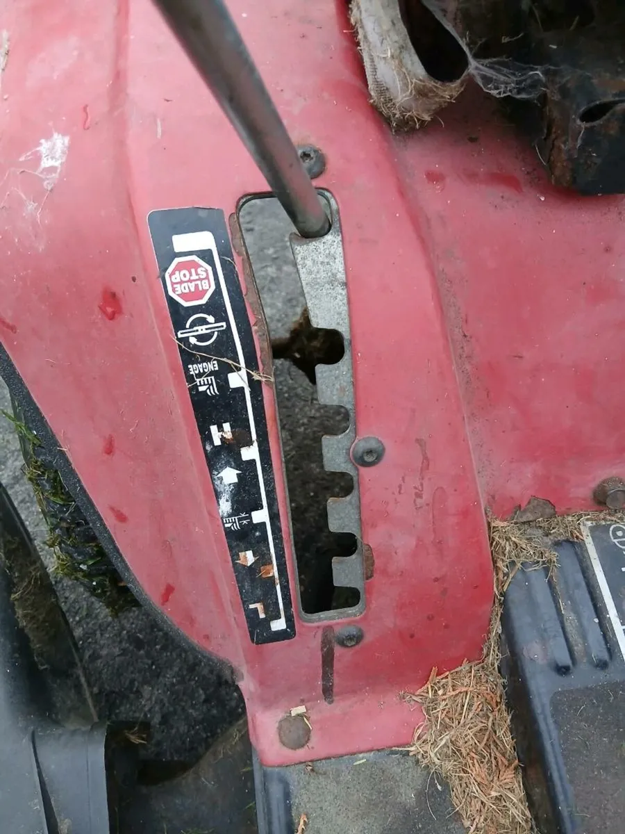 MTD LAWNFLITE RIDE ON MOWER WITH MULCHER €500 ONO - Image 4