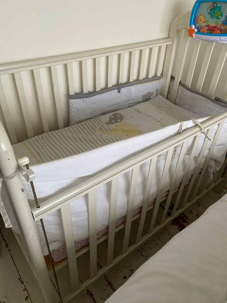 Mamas & Papas drop side cot - Image 2