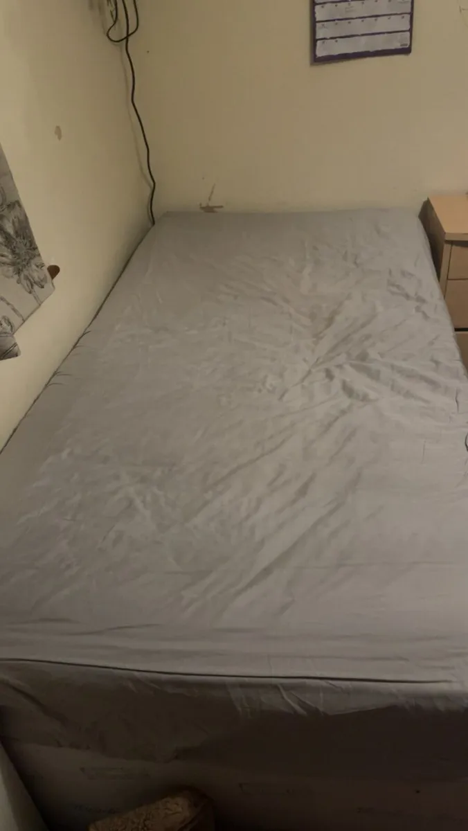 Single bed - Image 1