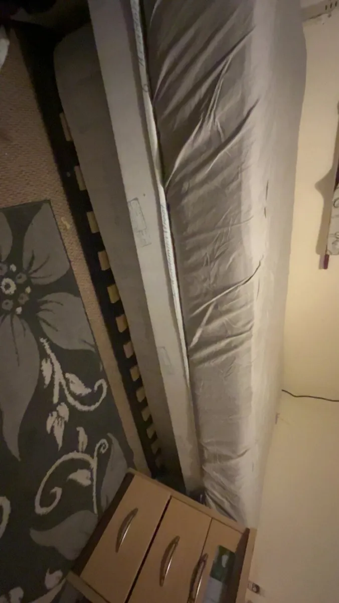 Single bed - Image 2