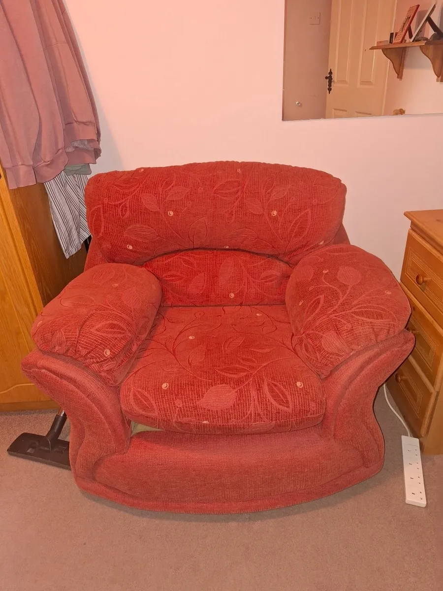 A 2 seater sitee and 1 armchair - Image 1