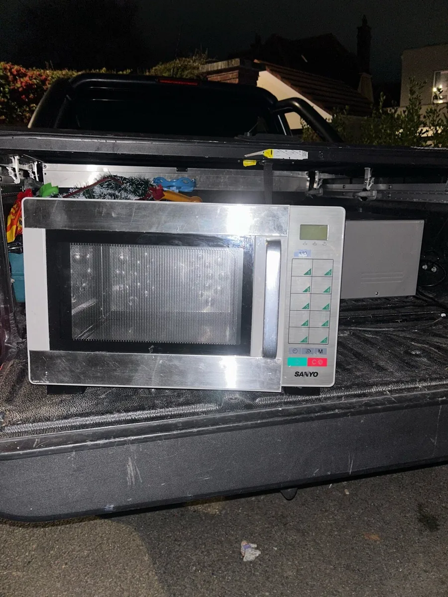 Sanyo commercial microwave - Image 1