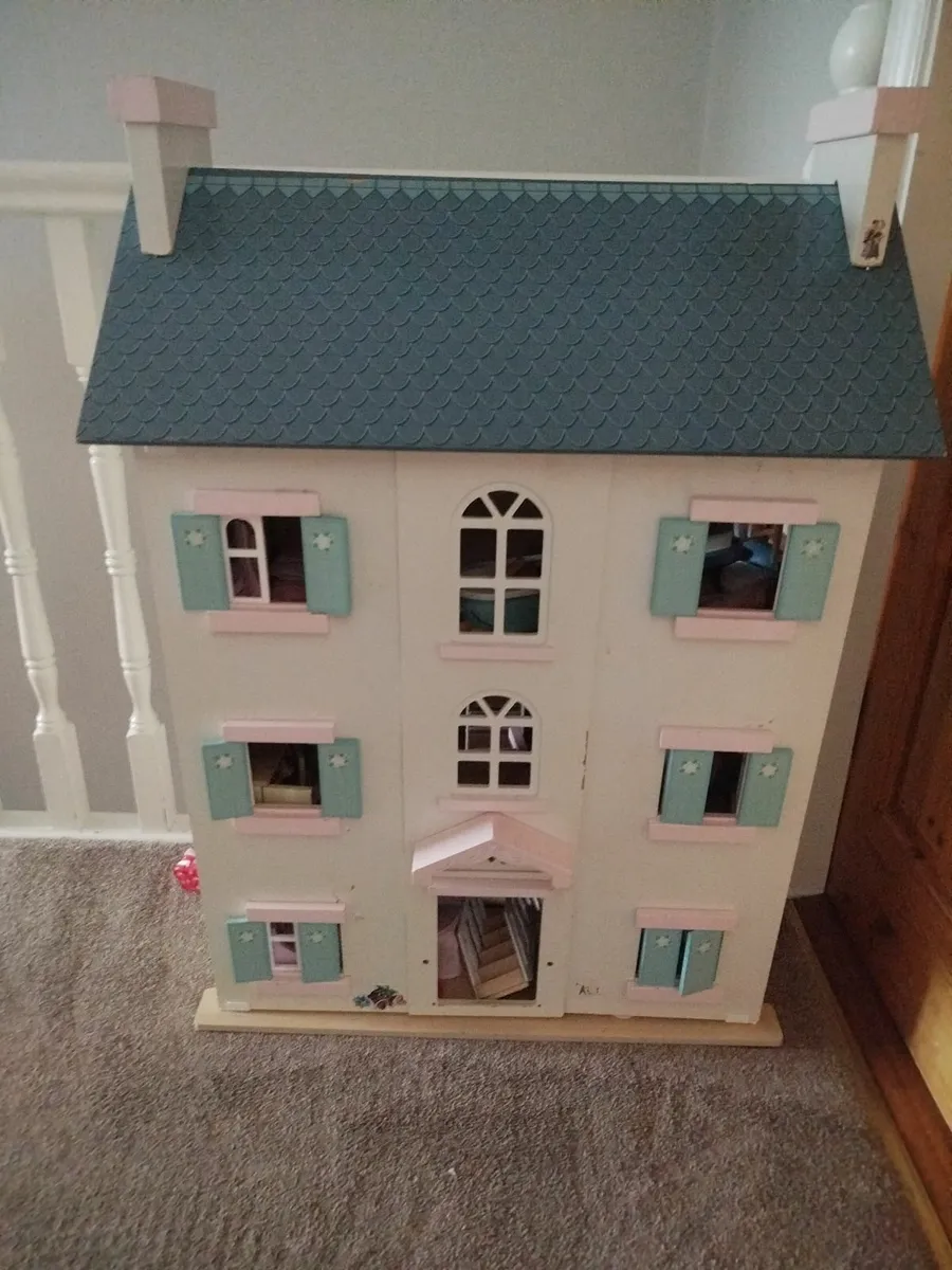 Dolls house and furniture - Image 1