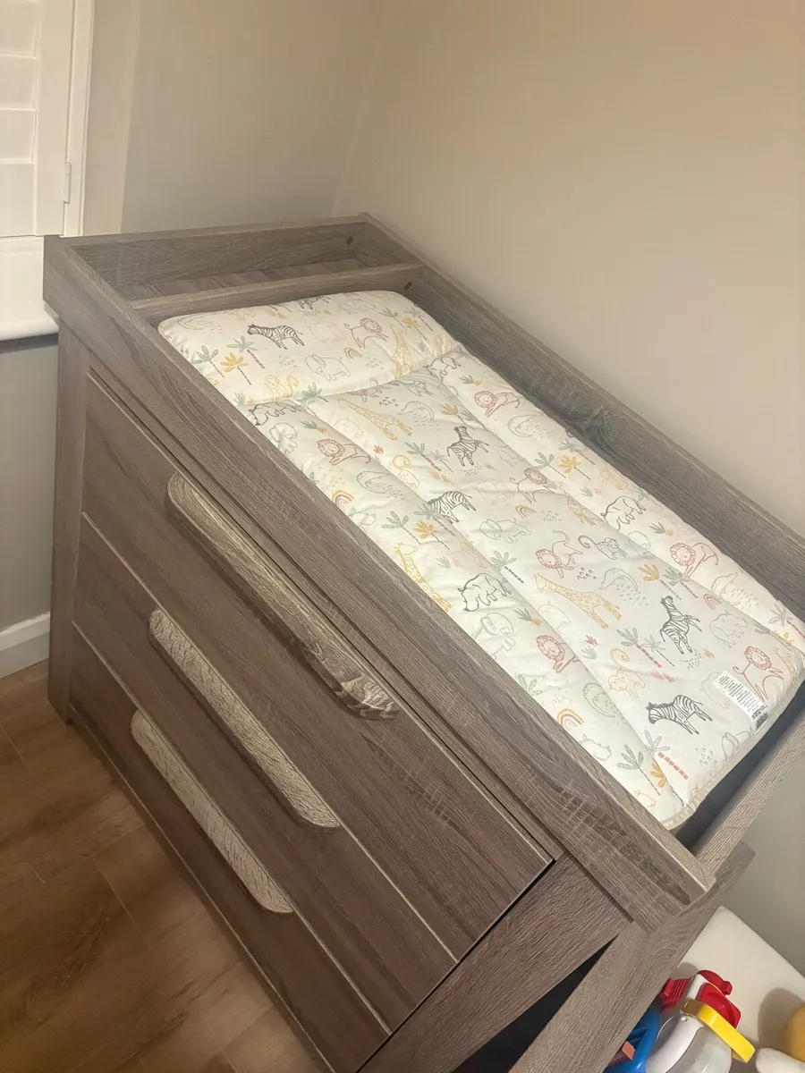 Mamas and Papas Cotbed and dresser - Image 3