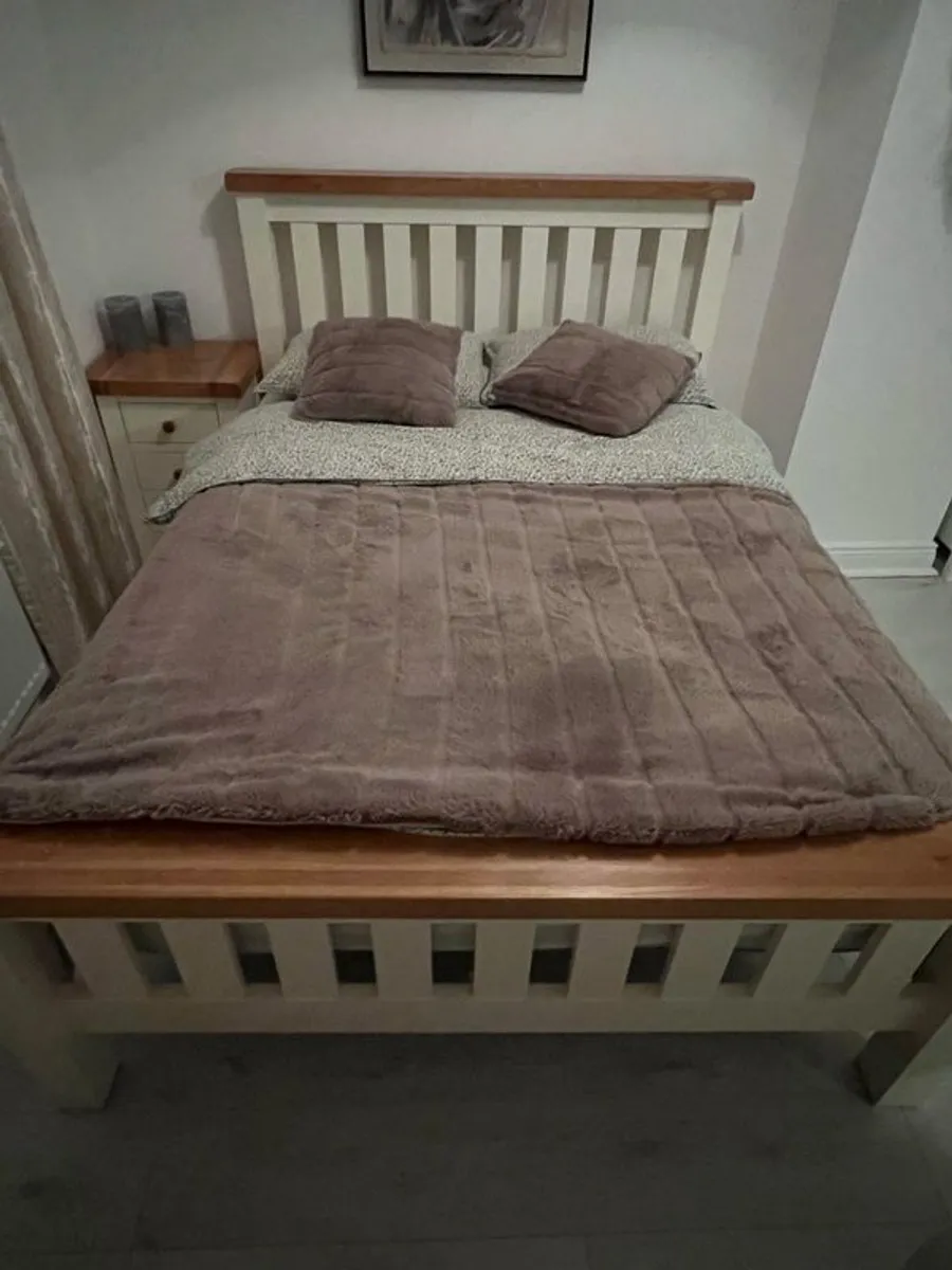 Bedroom set - Image 1