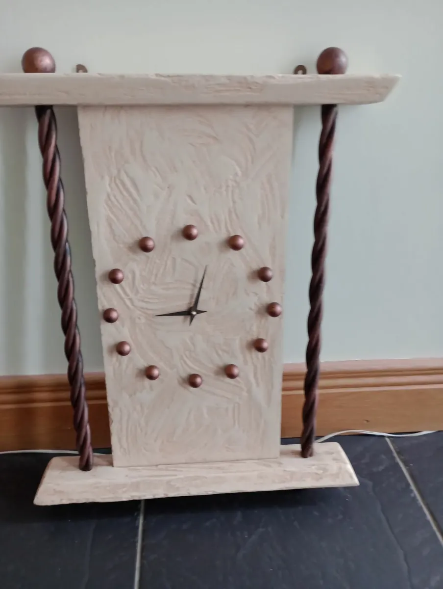Clock and matching table - Image 1