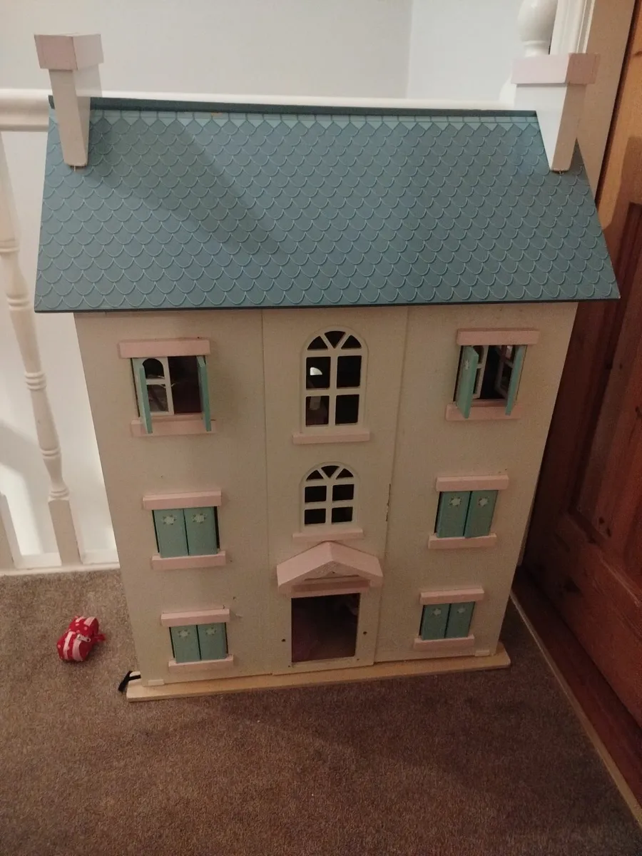Dolls house and furniture - Image 3