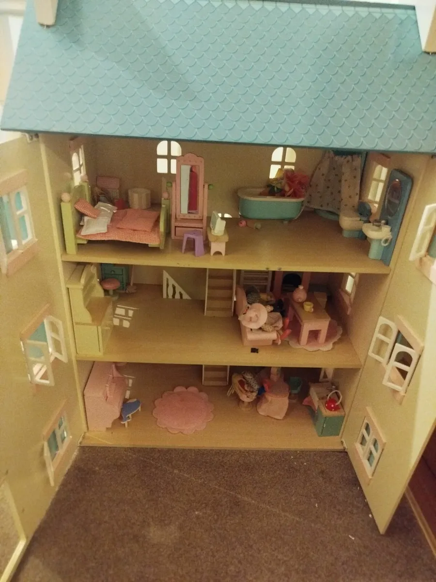 Dolls house and furniture - Image 4