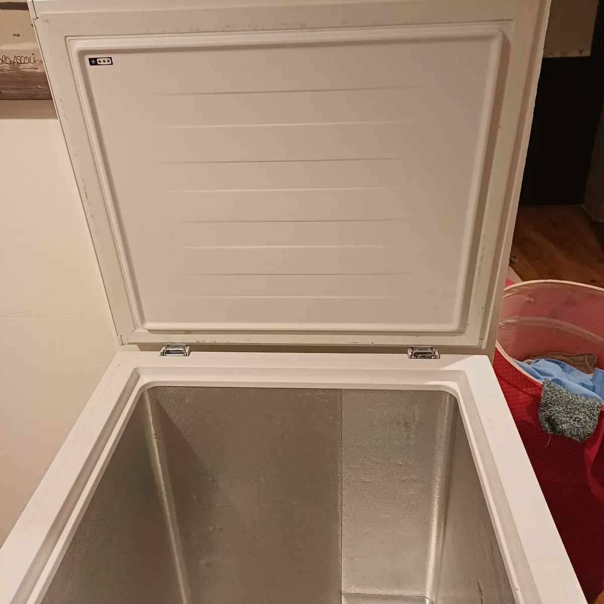 Logik Chest Freezer 95 litres capacity - Image 3