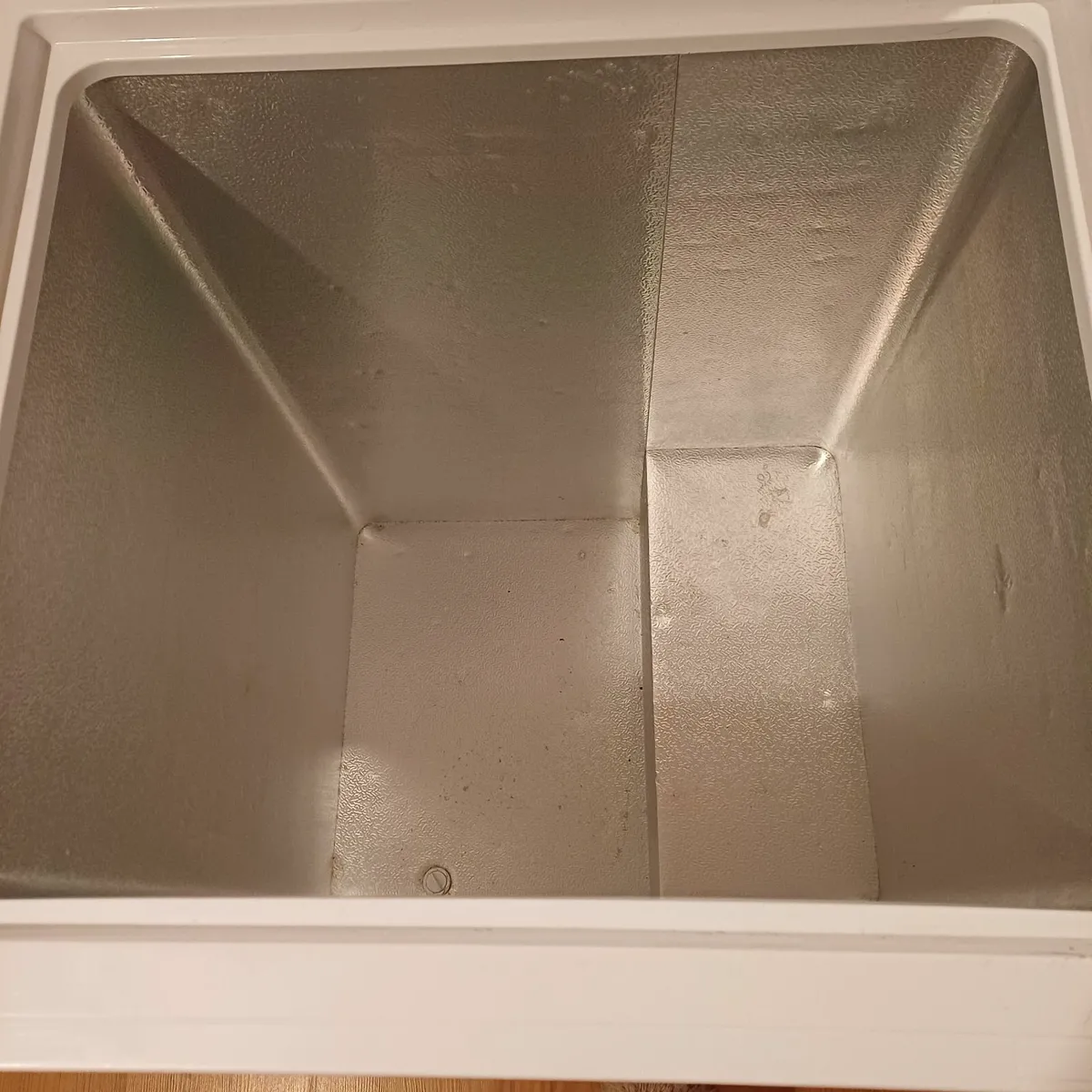 Logik Chest Freezer 95 litres capacity - Image 4