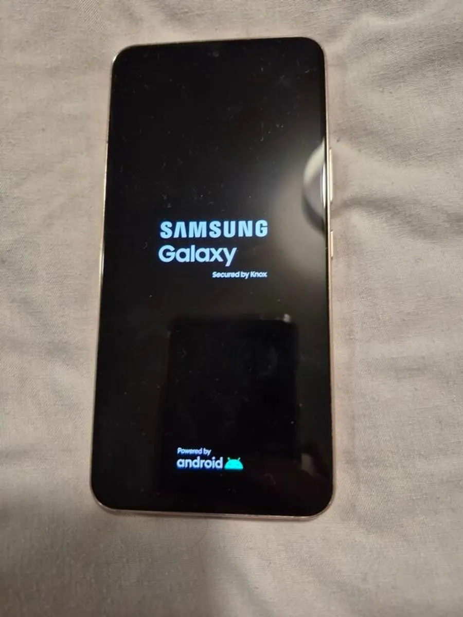 Samsung Galaxy S22 - Image 2