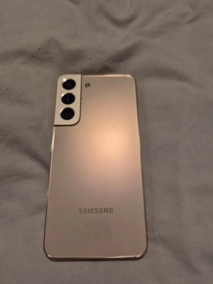 Samsung Galaxy S22 - Image 3