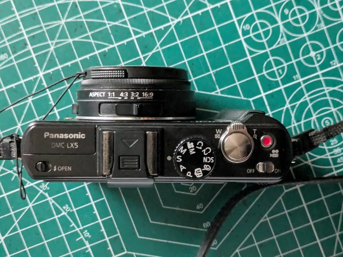 Panasonic Lumix LX5 10MP CCD🌈 📸 Leica lens - Image 3