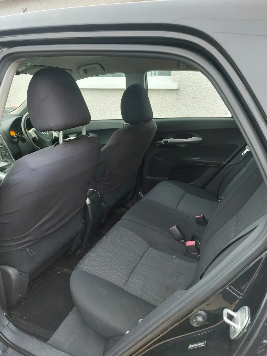 Toyota Auris 2009 - Image 2