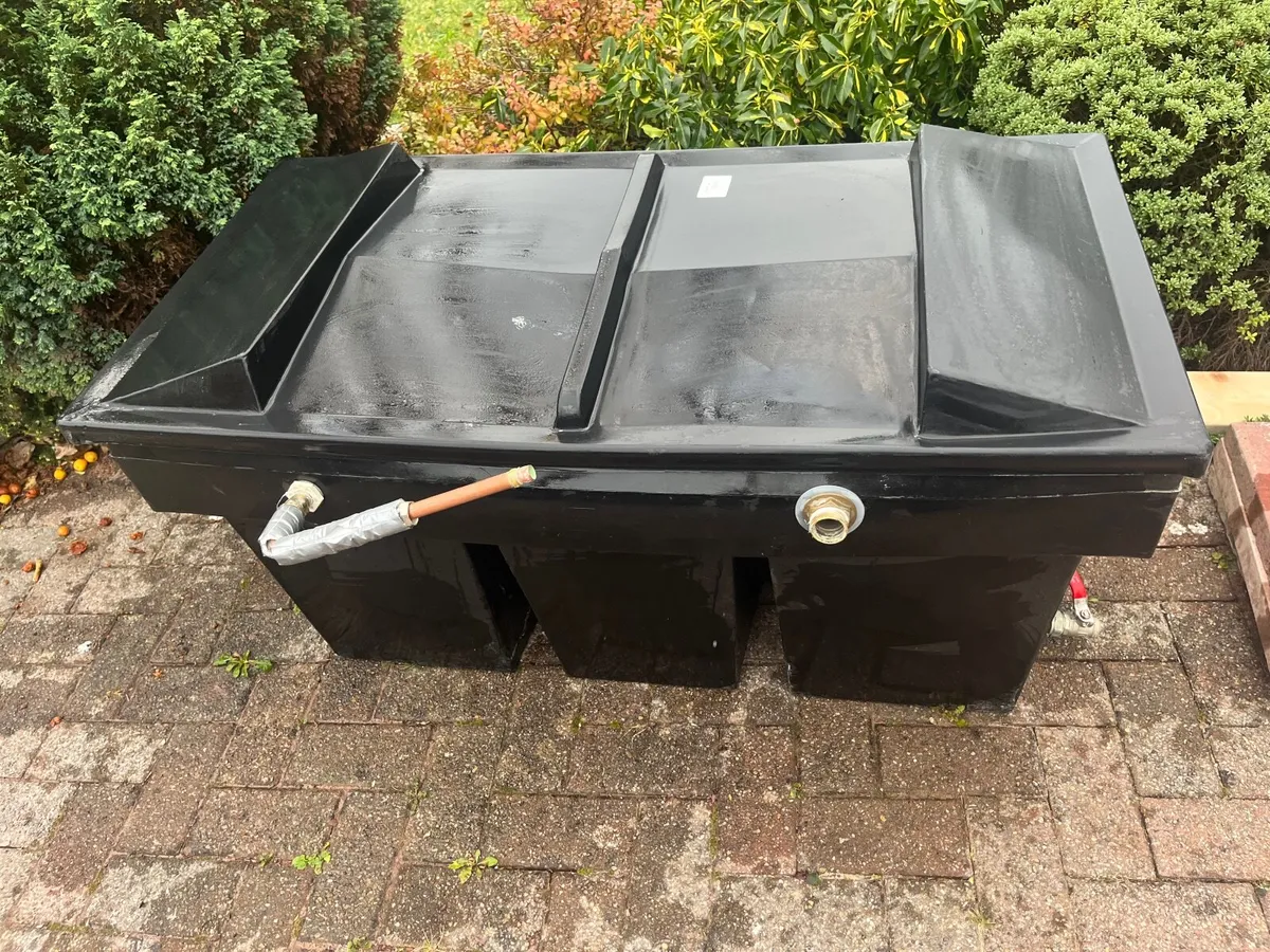 Water tank with a  lid - Image 4