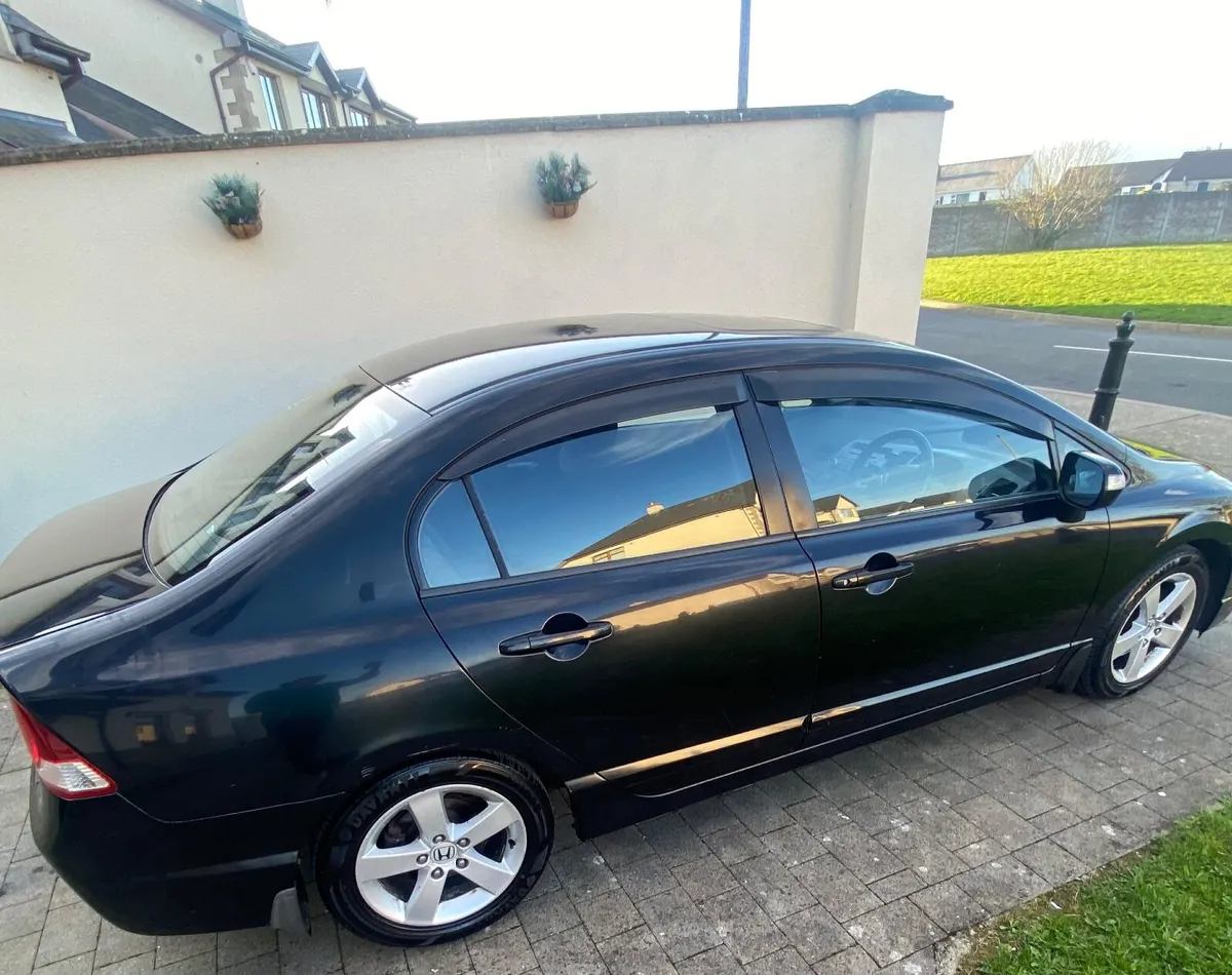 Honda Civic 2010 - Image 2