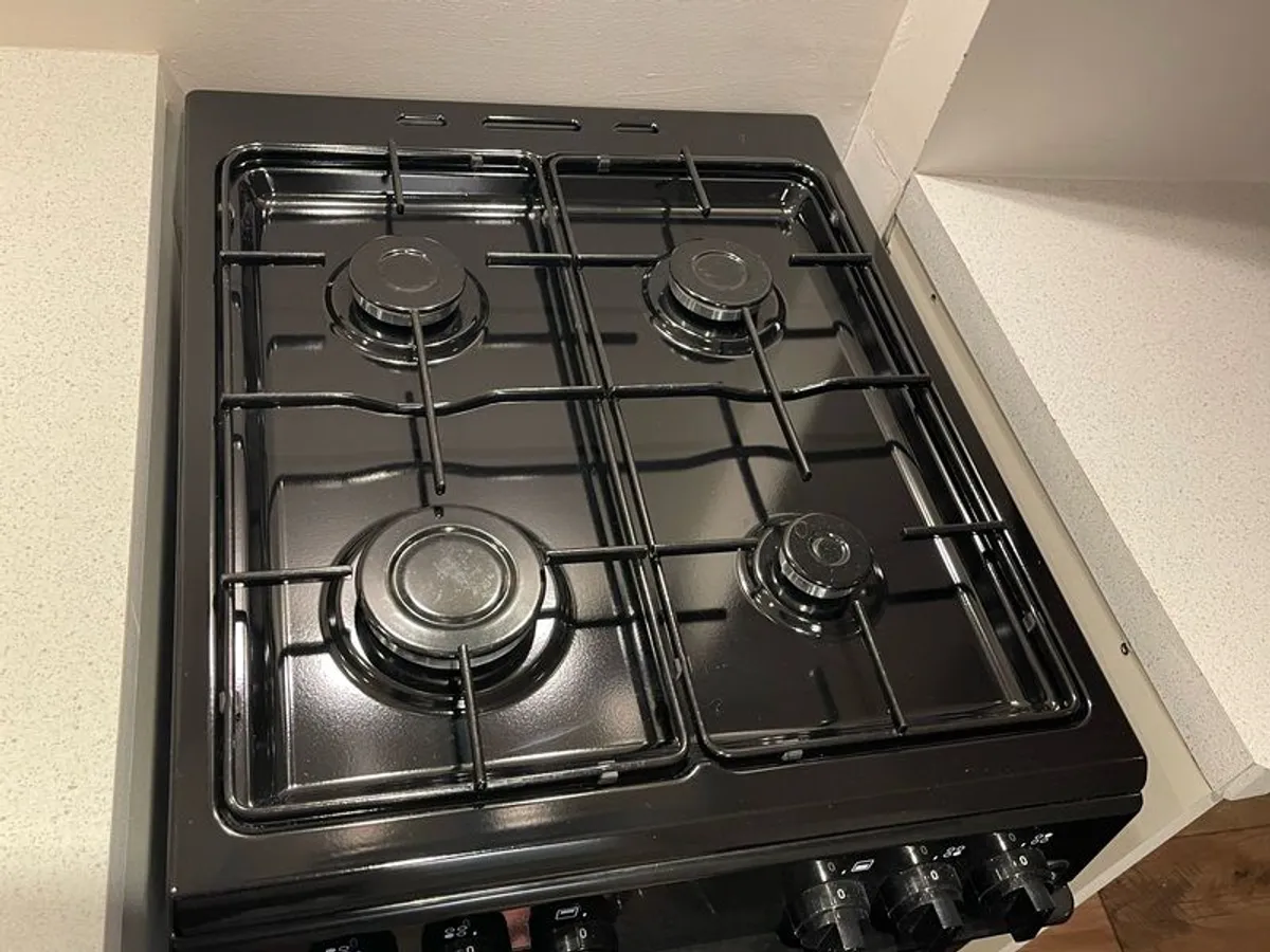 Gas Cooker and Hob - Image 3