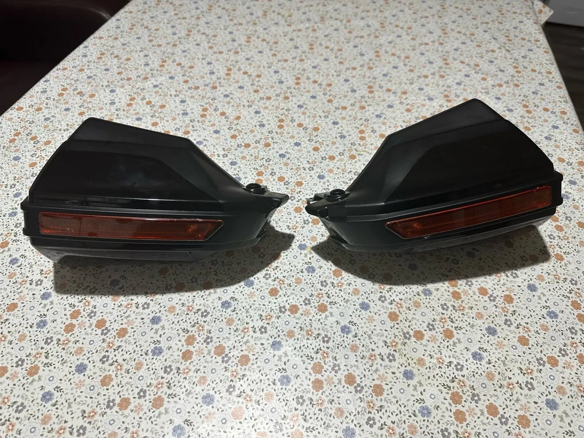 Hand guard for motorbikes or bikes - Image 1