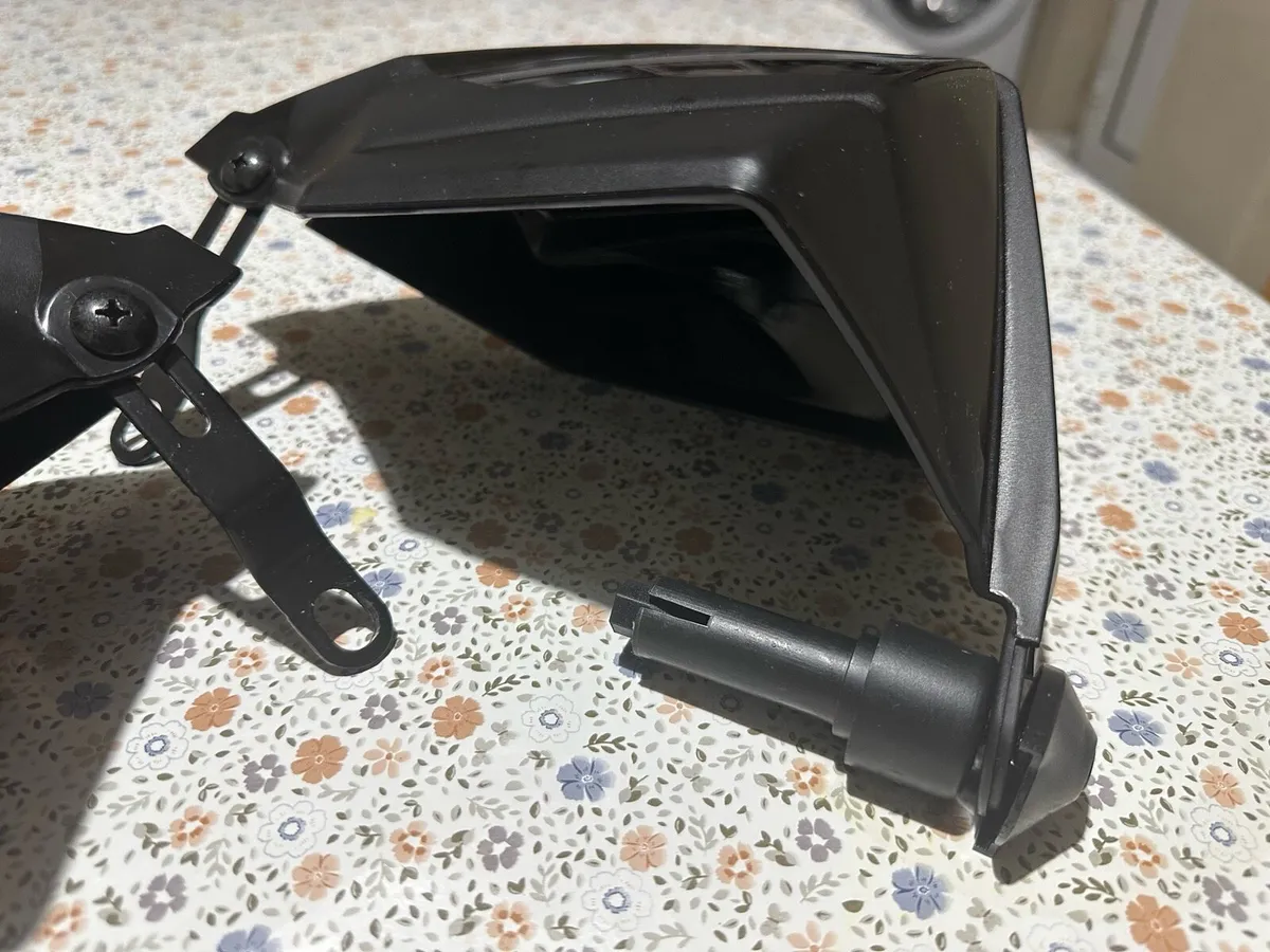 Hand guard for motorbikes or bikes - Image 2