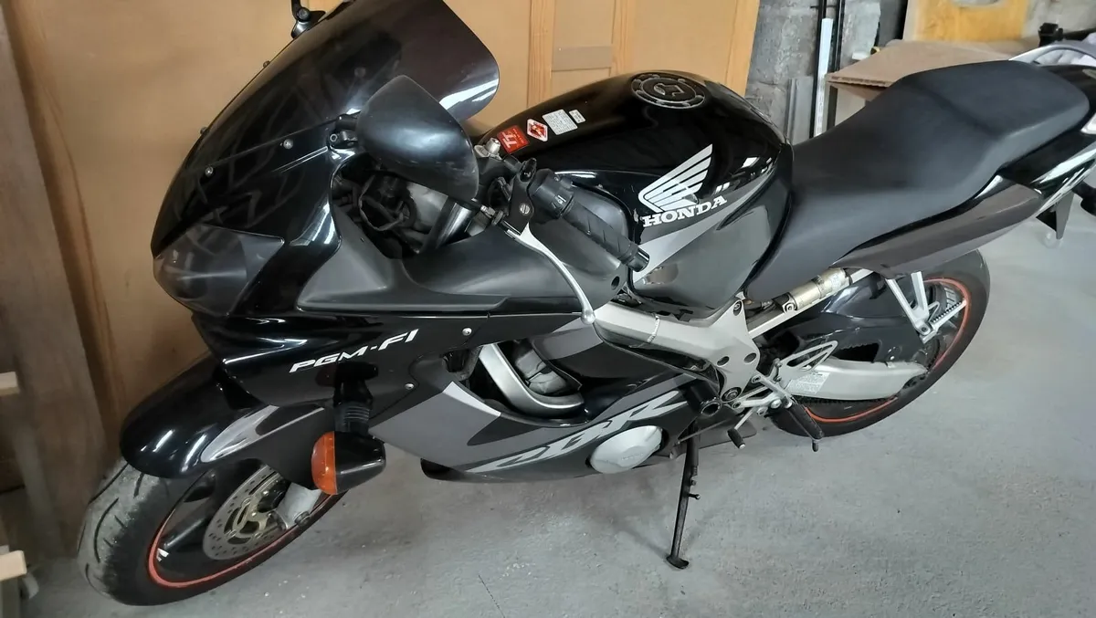 Honda CBR600 F4i - Image 1