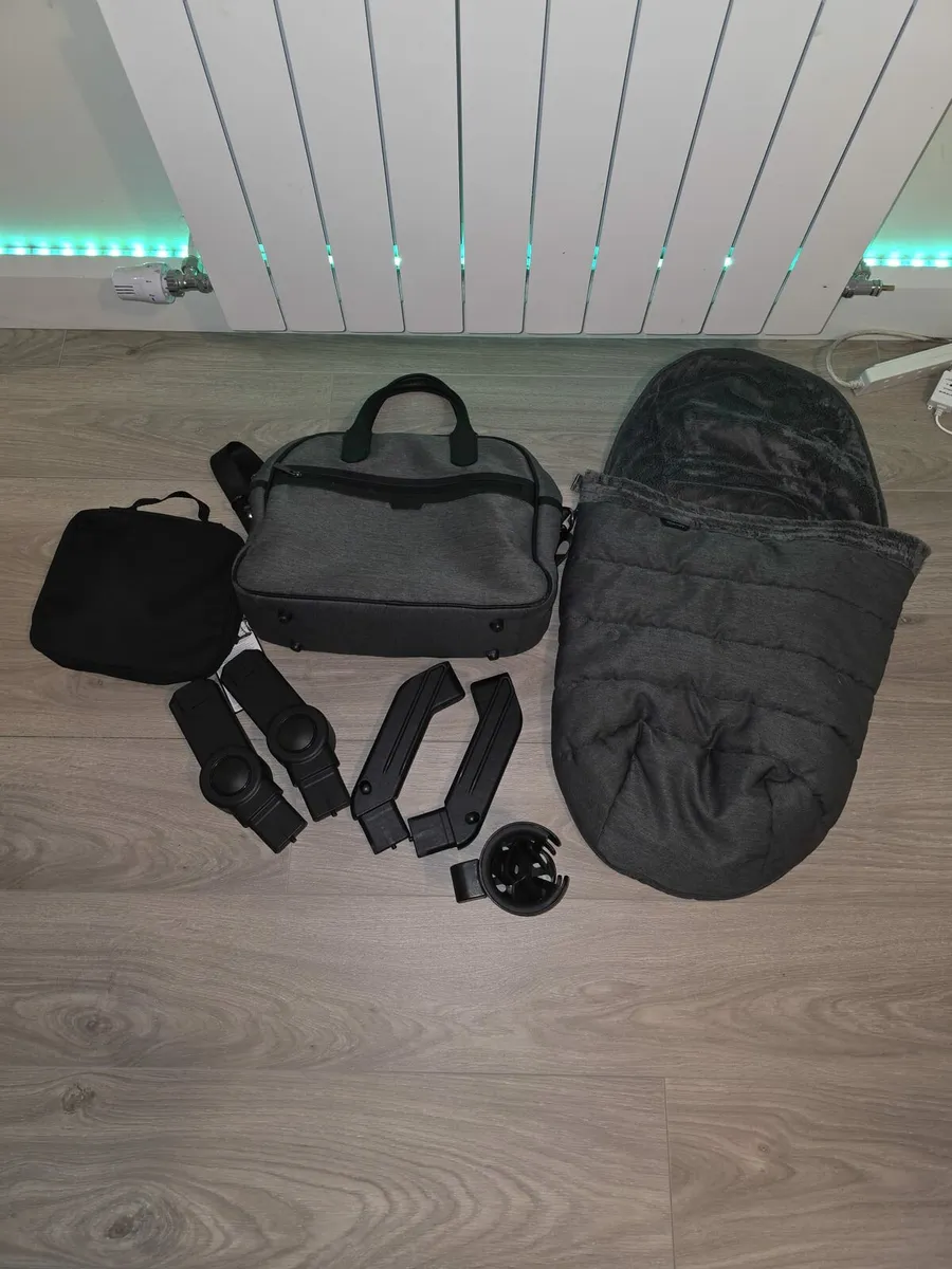 Very Nice Icandy Peach with car seat and ISOFIX - Image 4