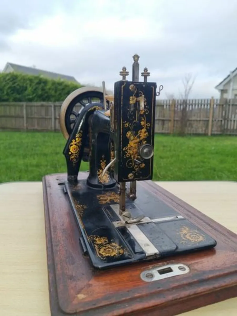 Vintage German Sewing Machine - Pfaff - Image 4