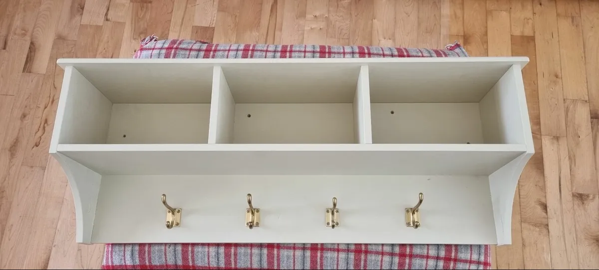 Coat hooks with shelves and baskets - Image 4