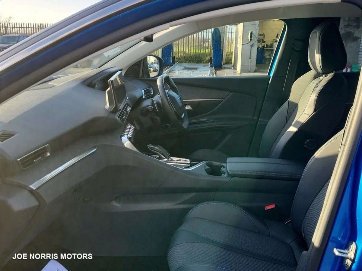 Peugeot 3008 ALLURE 1.2  AUTOMATIC LOW KMS - Image 4