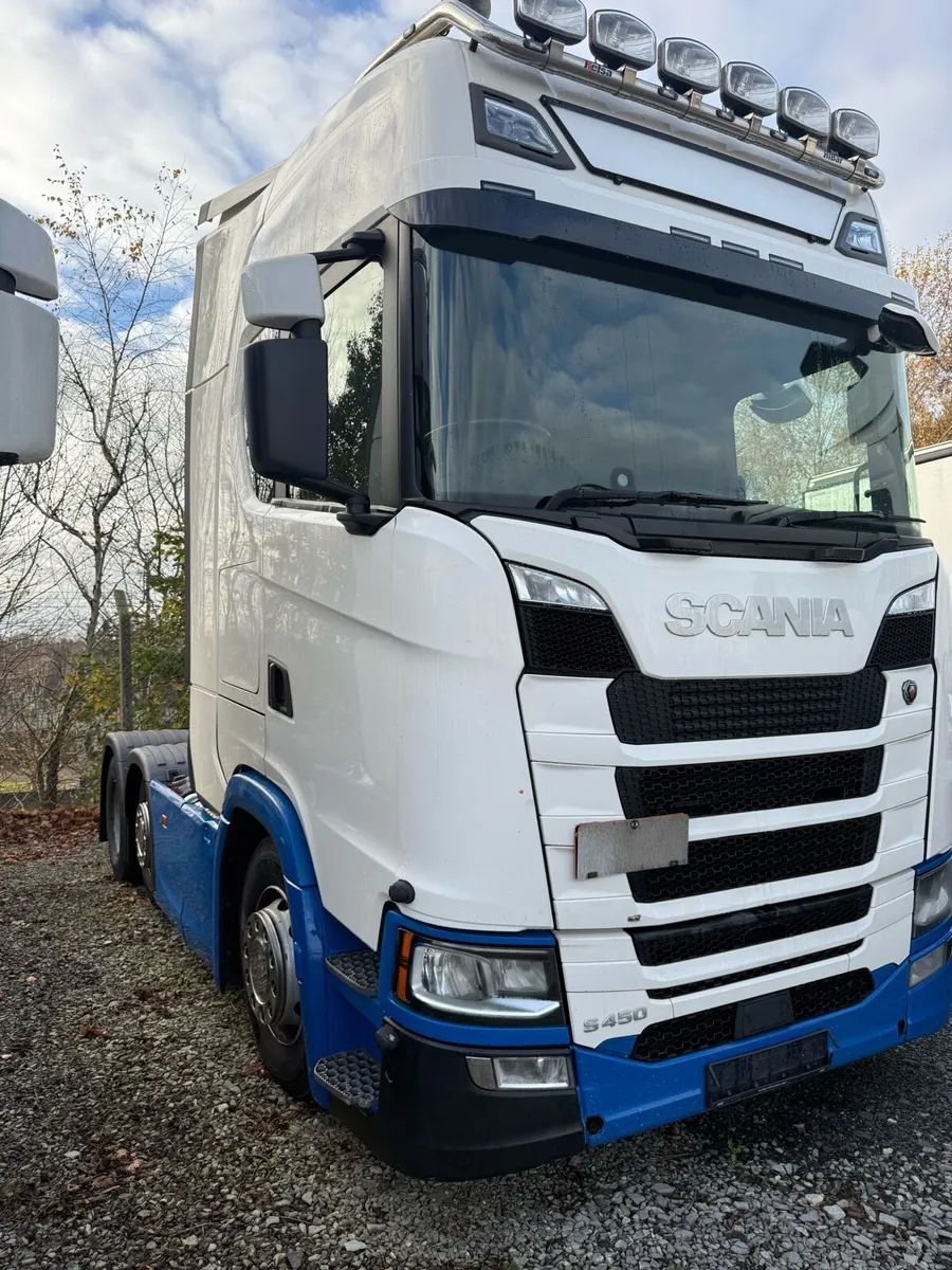 Scania breaking large selection available - Image 1