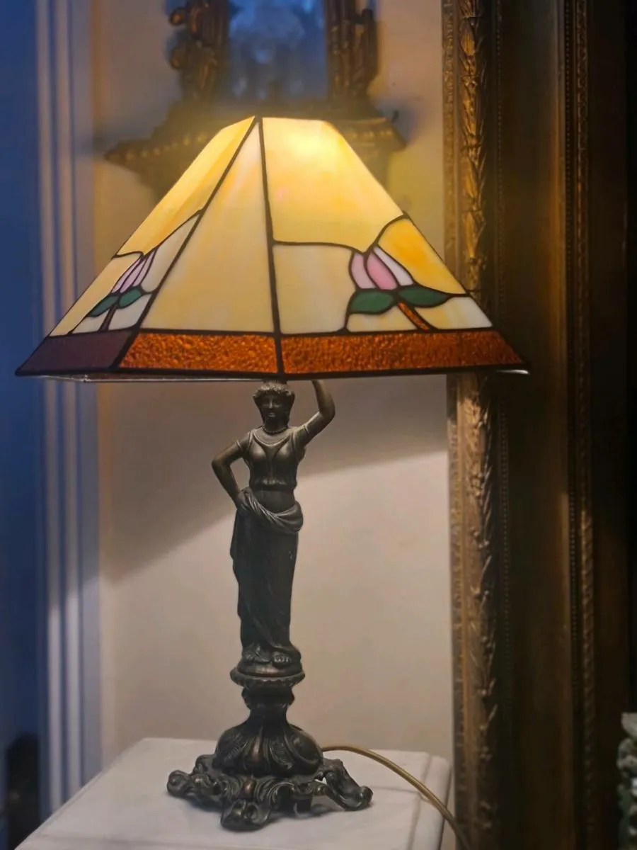 Vintage Tiffany lamp POSTAGE AVAILABLE - Image 1