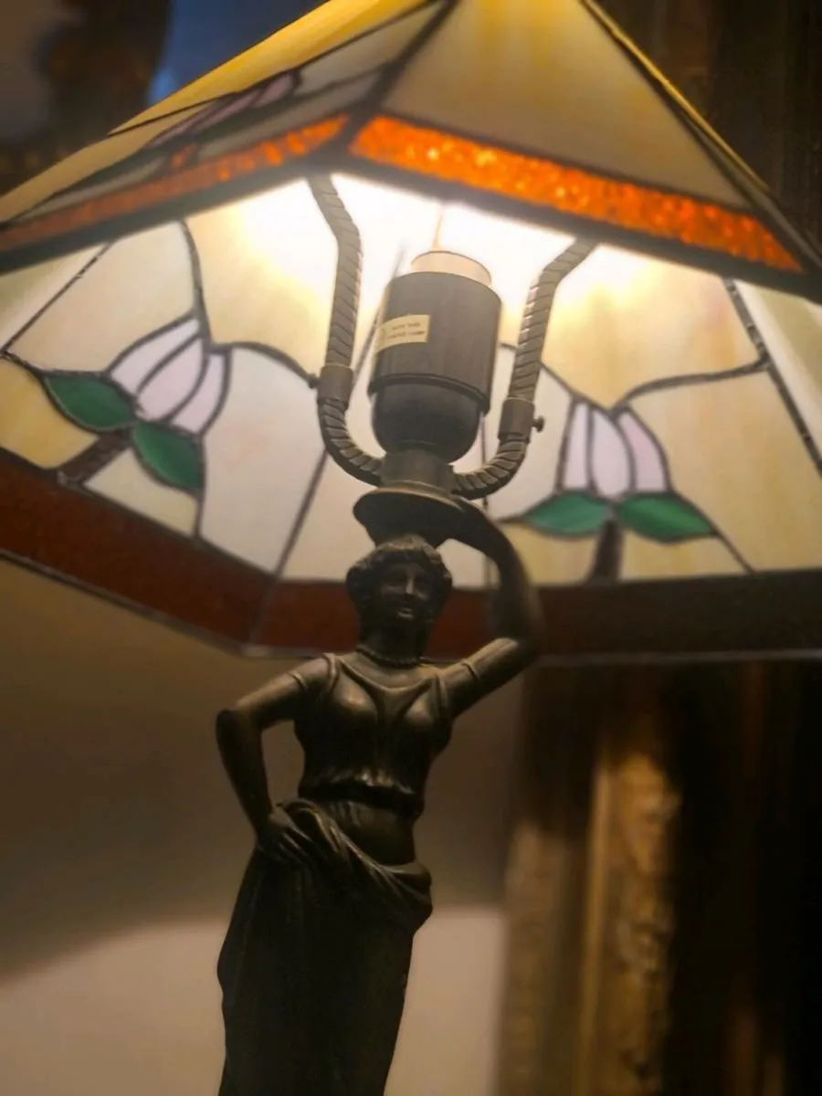 Vintage Tiffany lamp POSTAGE AVAILABLE - Image 2