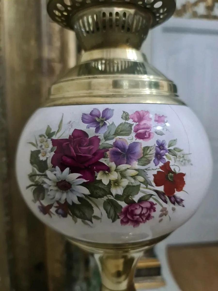 Vintage brass and porcelain lamp POSTAGE AVAILABLE - Image 3