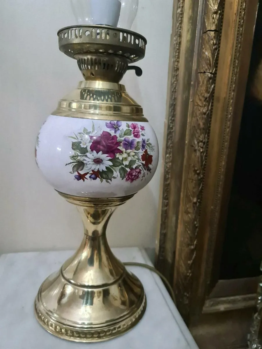 Vintage brass and porcelain lamp POSTAGE AVAILABLE - Image 4
