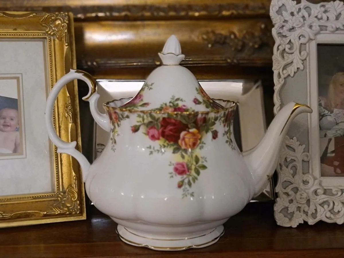 Royal Albert old country roses large teapot - Image 4