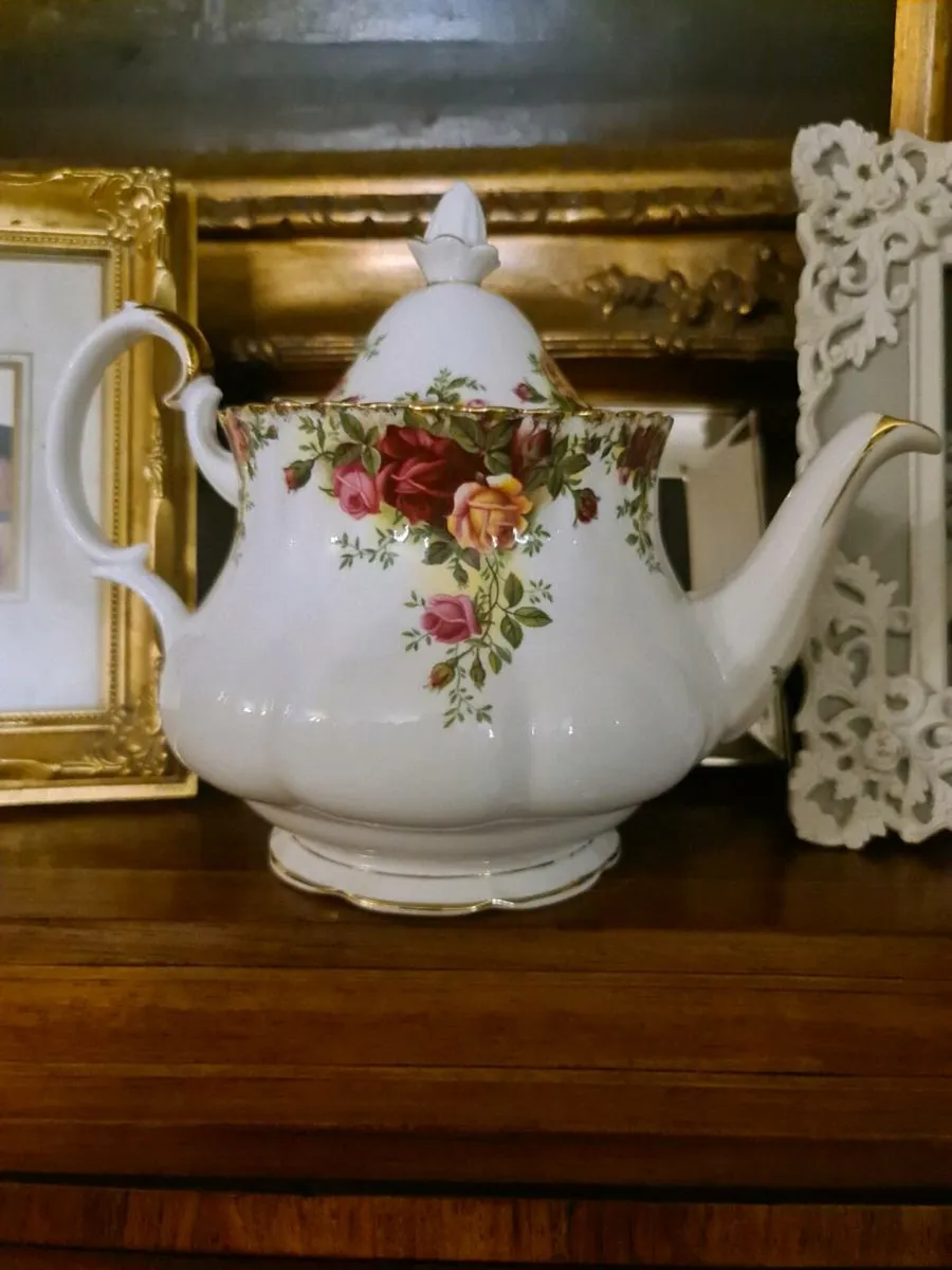 Royal Albert old country roses large teapot - Image 1