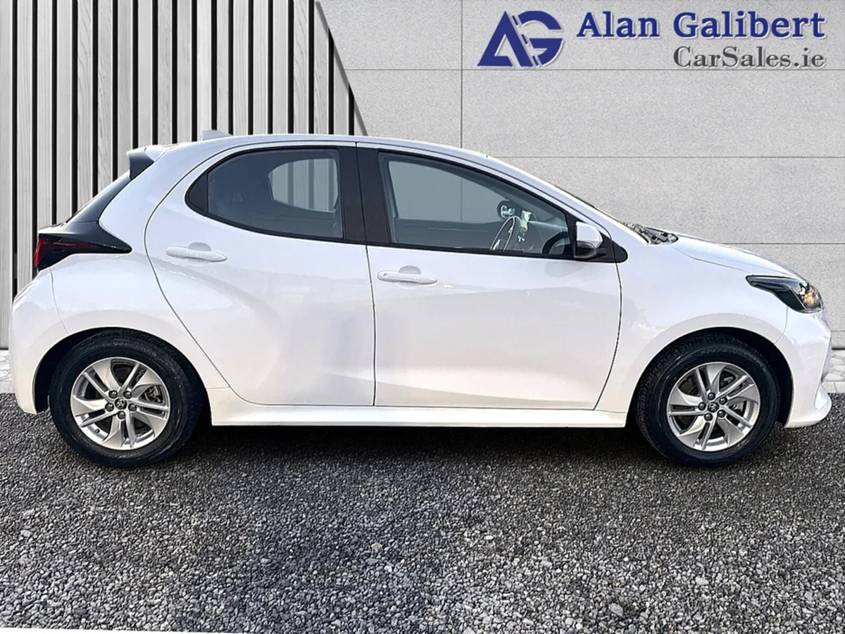 Toyota Yaris 1.5 HYBRID LUNA 4DR AUTO - Image 3