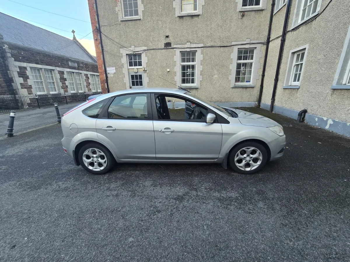 Ford Focus 2011 - Image 2