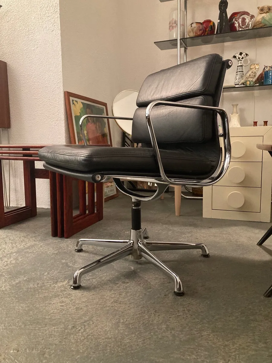 Eames EA208 Soft  Pad Swivel Chair circa 1980s - Image 1