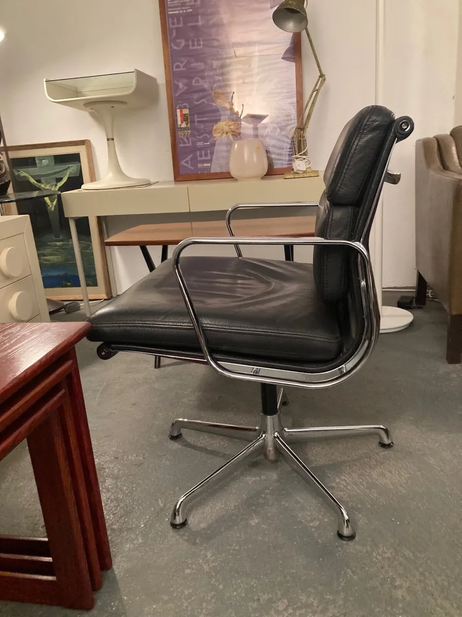 Eames EA208 Soft  Pad Swivel Chair circa 1980s - Image 2