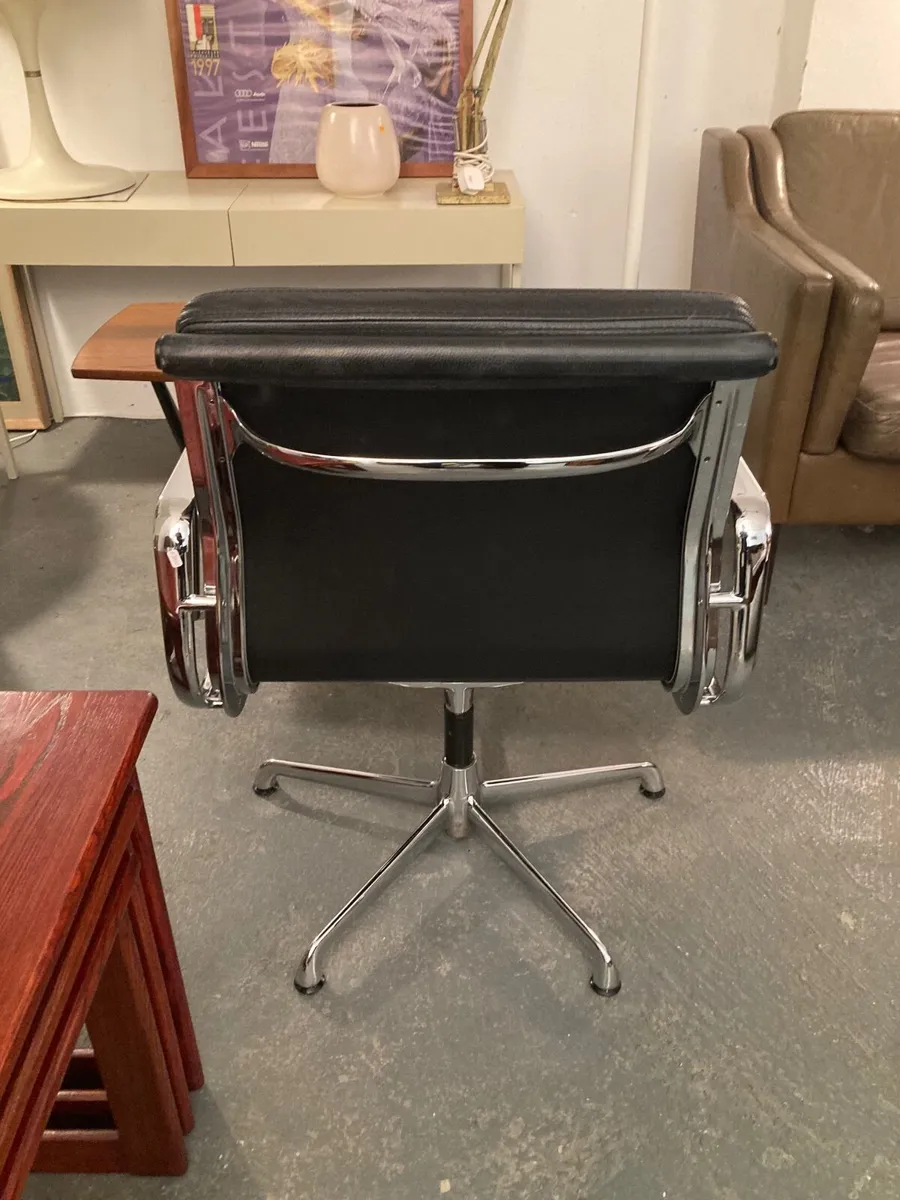 Eames EA208 Soft  Pad Swivel Chair circa 1980s - Image 3