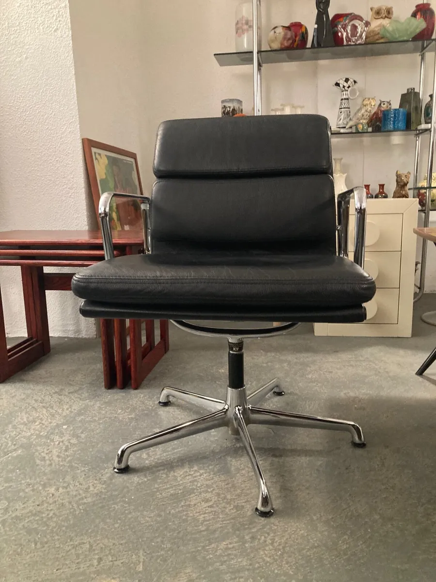 Eames EA208 Soft  Pad Swivel Chair circa 1980s - Image 4