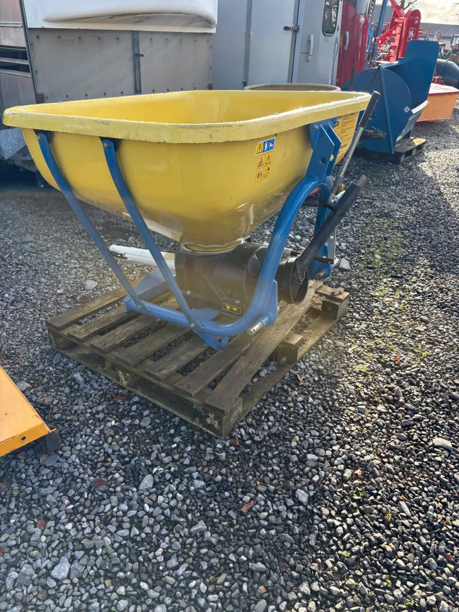 Fleming  wagtail fertiliser spreader - Image 3