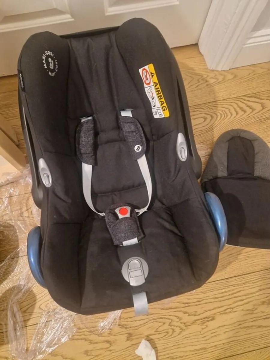 Maxi Cosi baby seat - Image 1