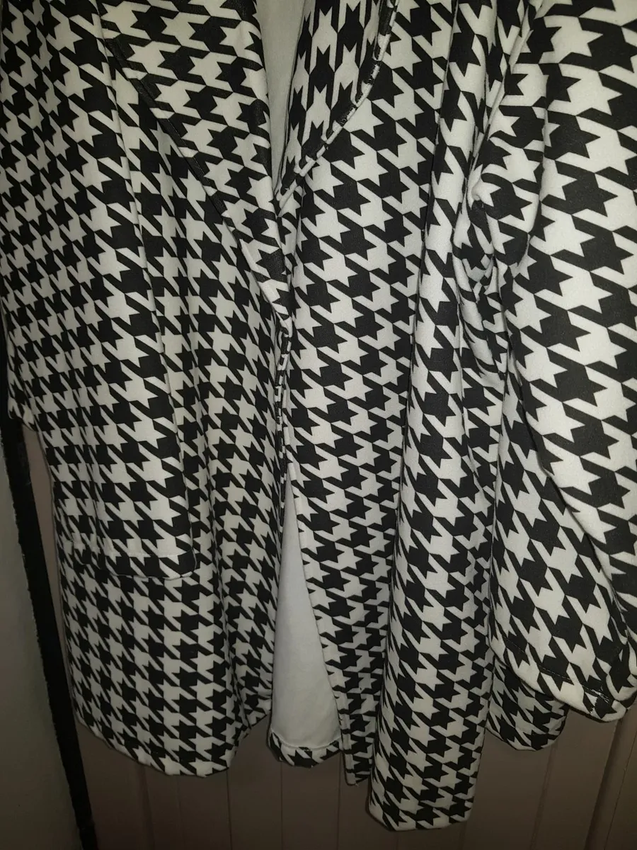 Plus sz coats sz 18/22.....29e - Image 2