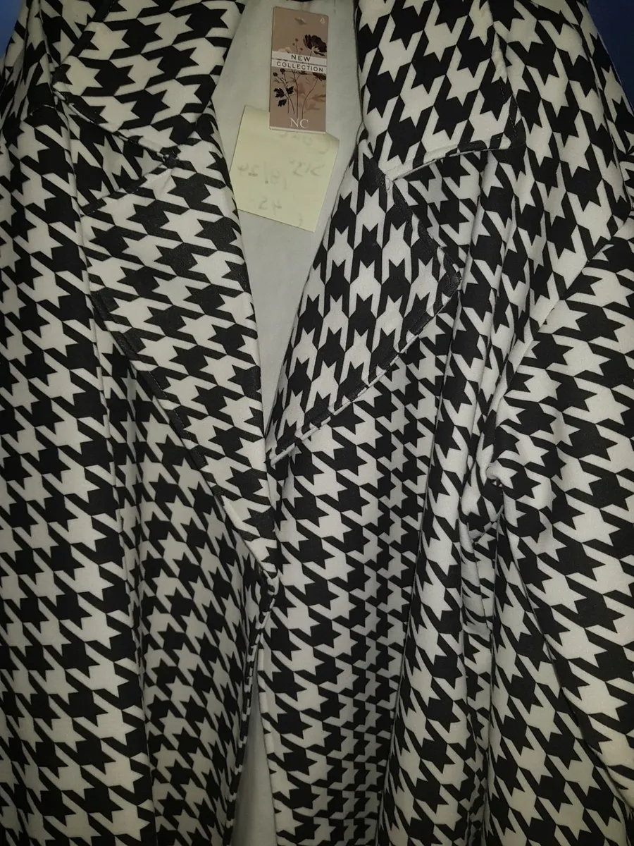 Plus sz coats sz 18/22.....29e - Image 3